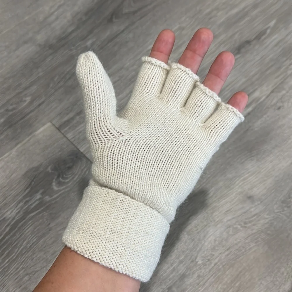 Women’s White Ivory Knit Francesca’s Pearl Winter Snow Fold Over Gloves